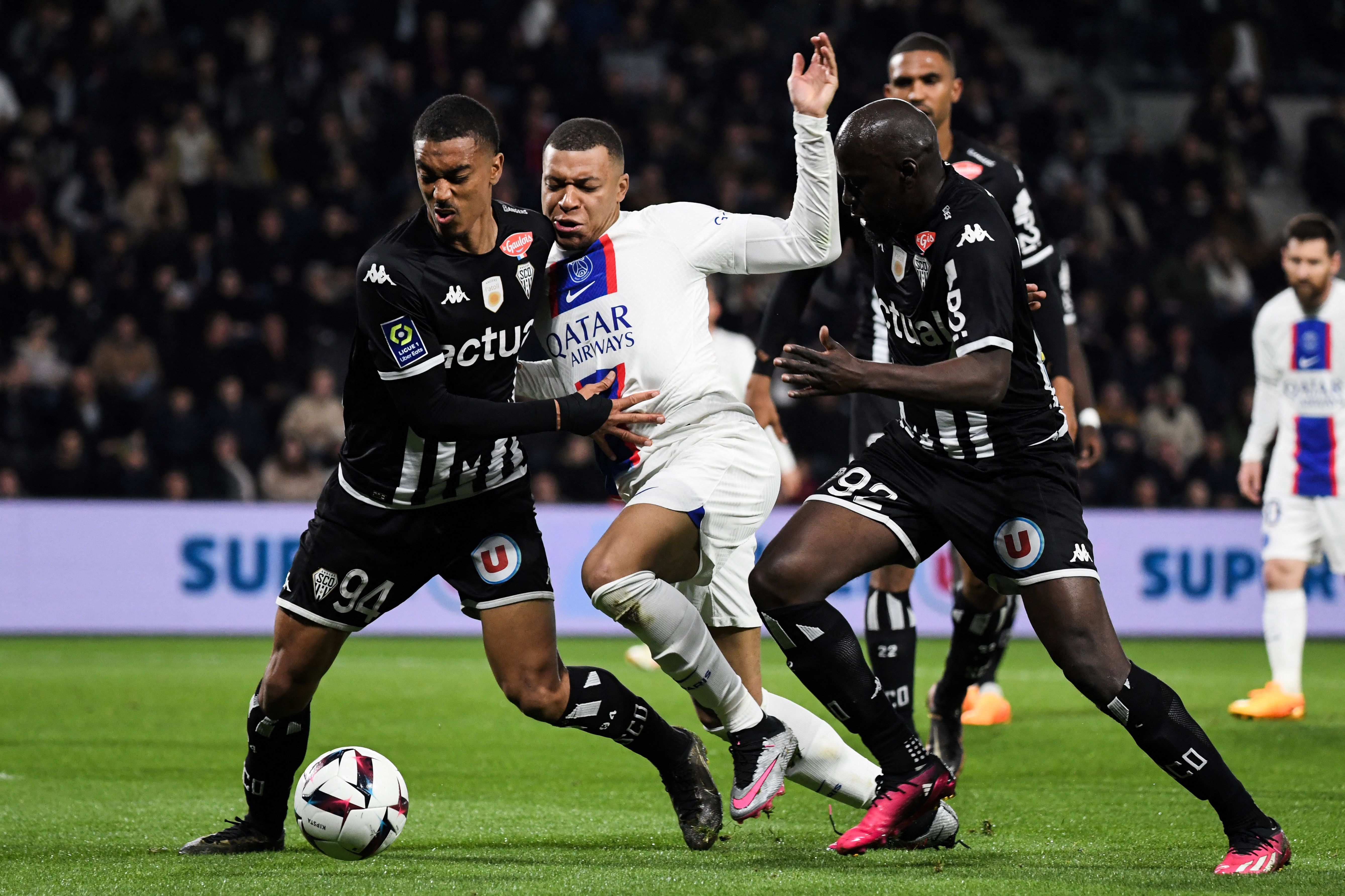 开云中国-从窗口期密尔沃基雄鹿备战法甲到赛前皇家马德里调整名单以备法甲，埃因霍温围绕足总杯官宣签约