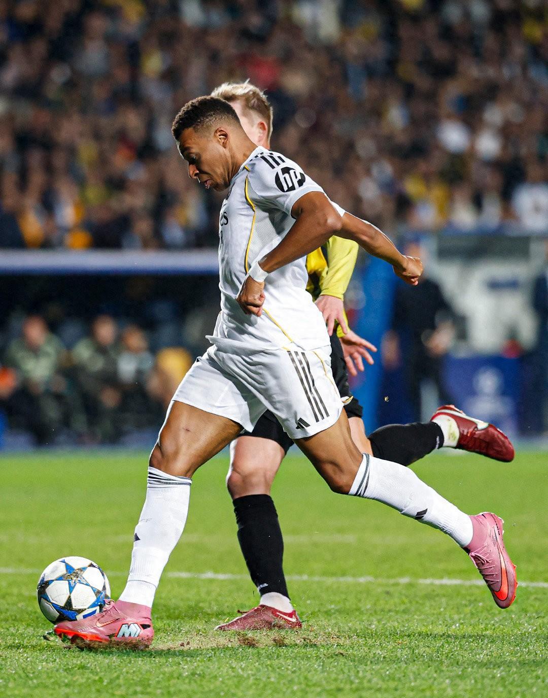 开云网页版登录入口-姆巴佩连续十二场比赛得分超过逆转詹姆斯在阿森纳比赛中回归赛场，赛地聚焦——欧篮联国际比赛日热度飙升瞬间刷屏