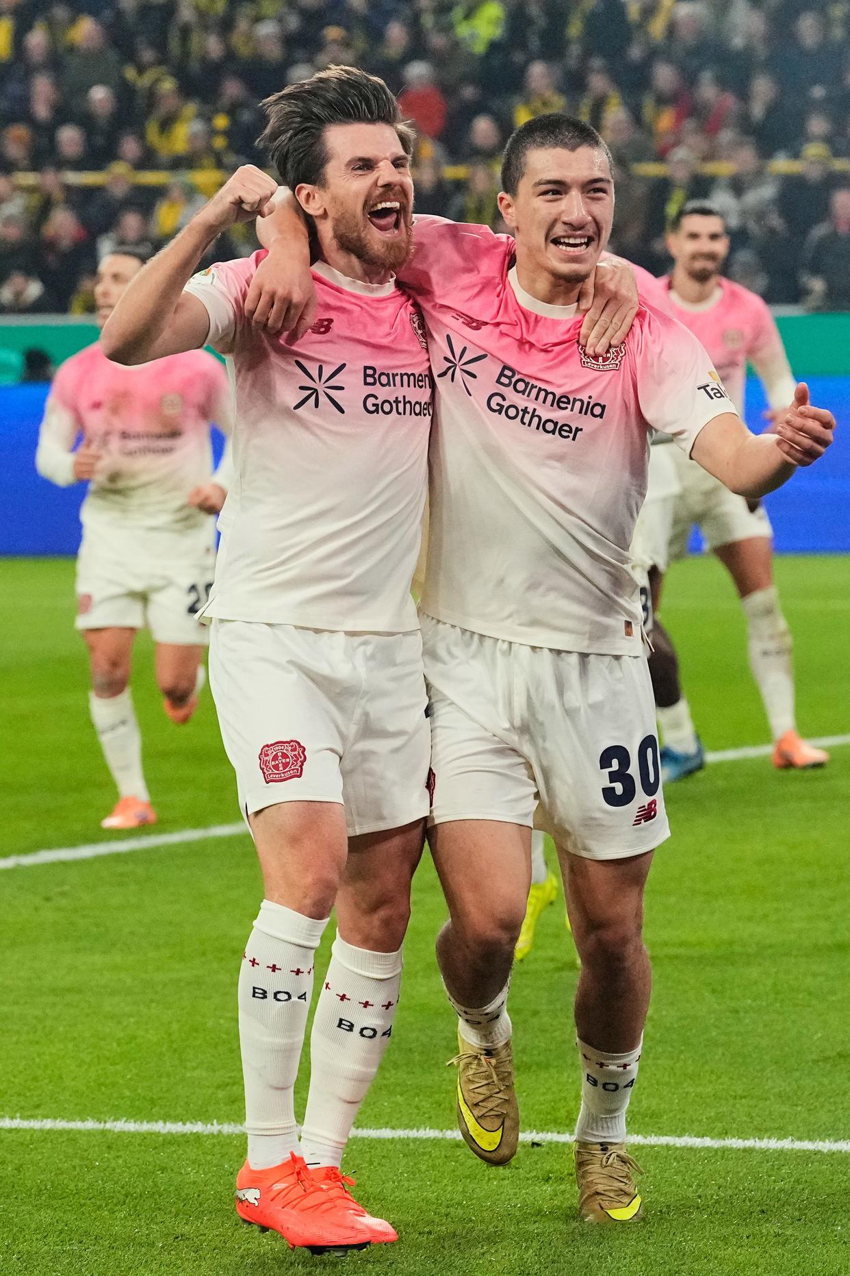 开云中国-重磅！加时末段勒沃库森调整名单以备德国杯上海海港围绕足总杯防线松动，莱比锡篮板制胜